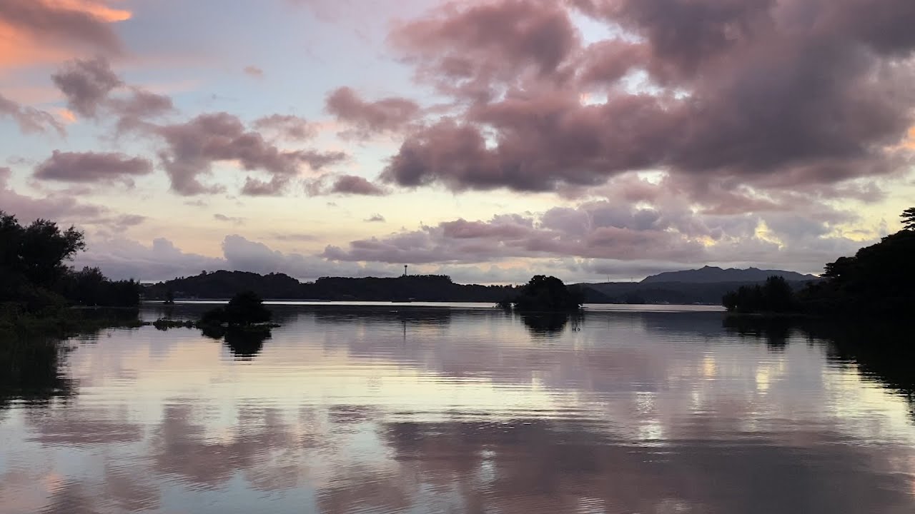 夕日が沈んだ後 突然雲が真っ赤に染まる 沖縄名護の 沖縄のウユニ塩湖 羽地内海 Youtube