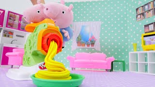 Peppa Pig cuisine pour George. Jeux avec Play Doh. Vidéo en français pour enfants