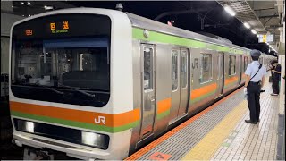 JR東日本209系3500番台ハエ52編成が回送電車として警笛を鳴らして八王子駅を発車するシーン（69M）2022.8.21