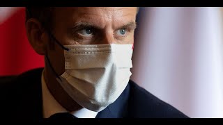 Emmanuel Macron porte plainte après des affiches le représentant en Hitler