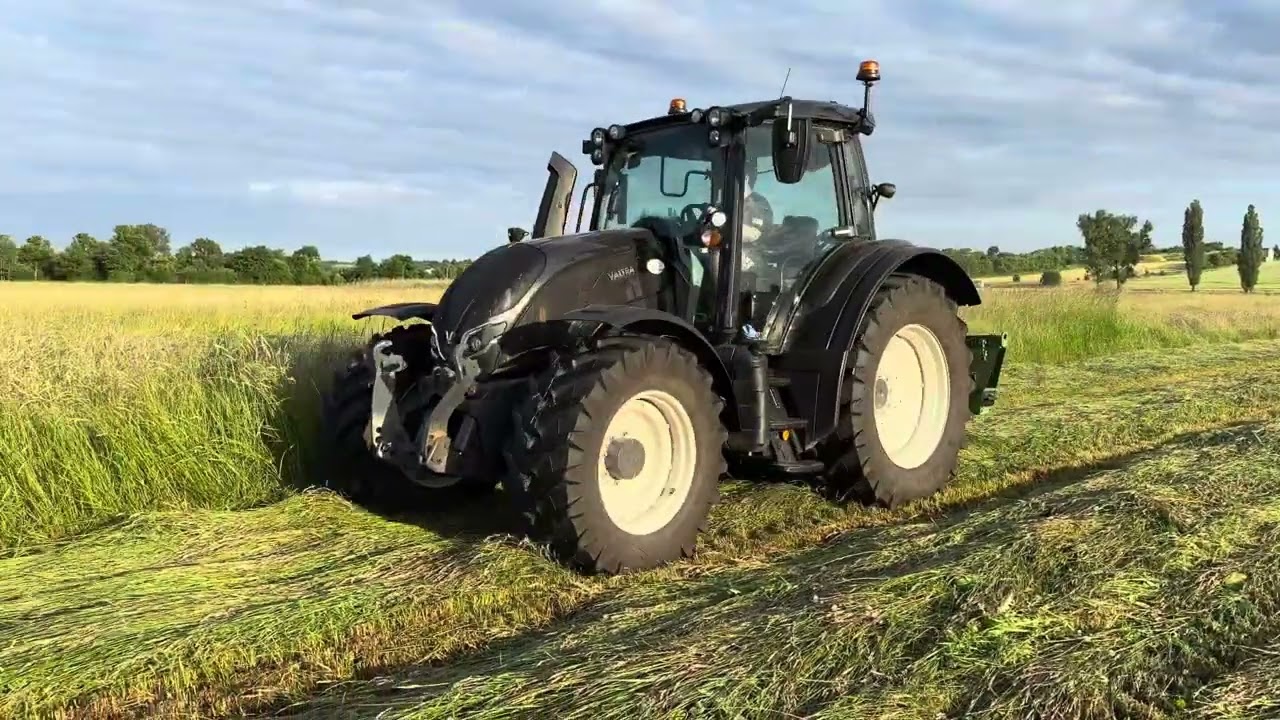 Sianokosy z nowym nabytkiem | Valtra N135 i Krone EasyCut R280 | Dźwięk silnika