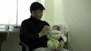 偉大的爸爸幫可愛溱溱的餵奶奶哦-20090118