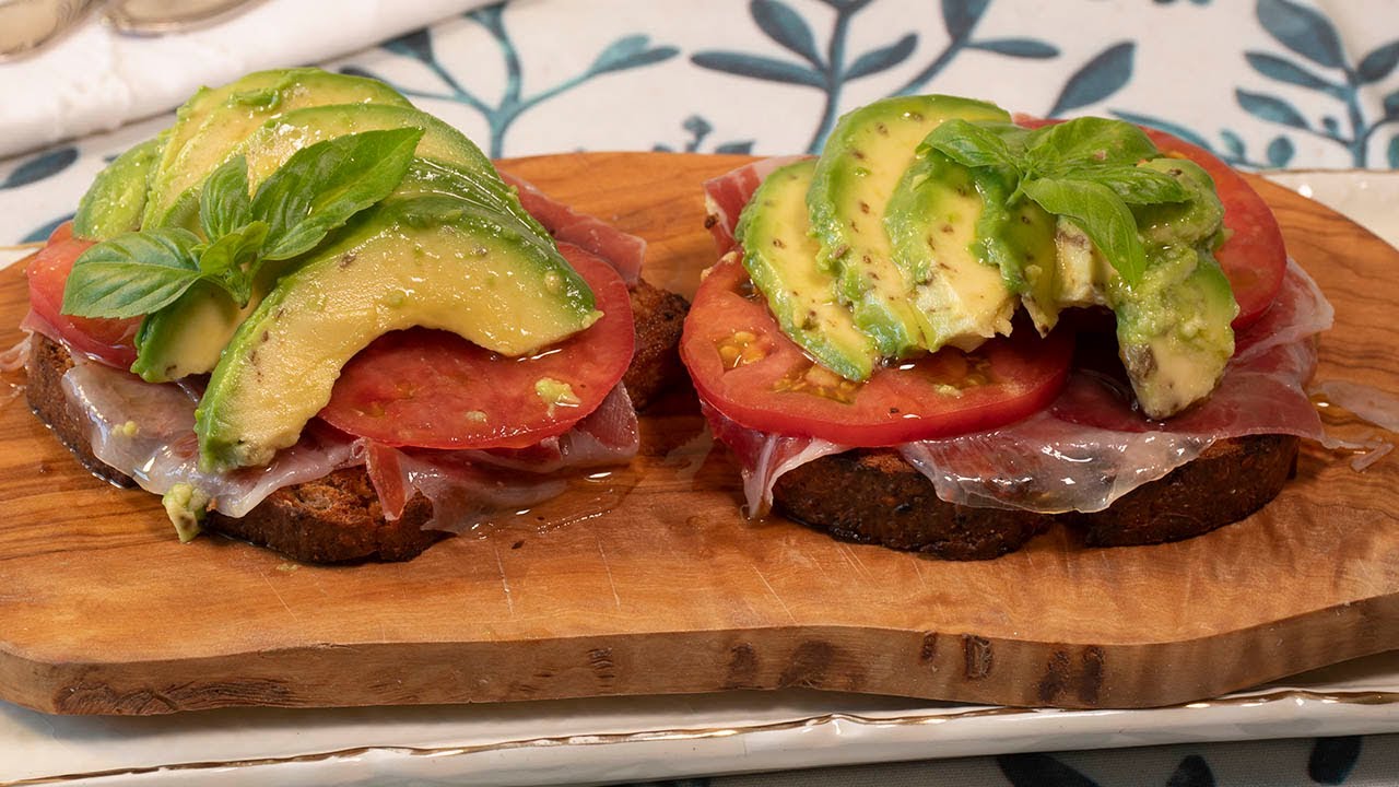 Tosta de aguacate, jamón y tomate. LA MÁS FÁCIL