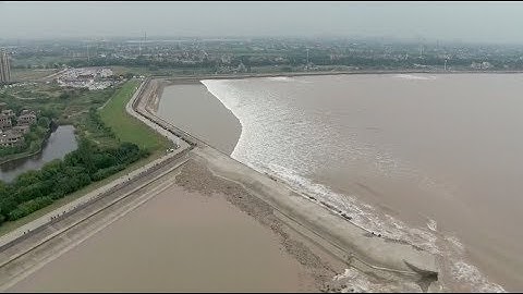 Qiantang River Tidal Bore Attracts Spectators in China