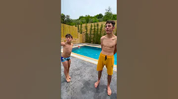 تحدي مين بياكل أسرع احمد Vs اخي 