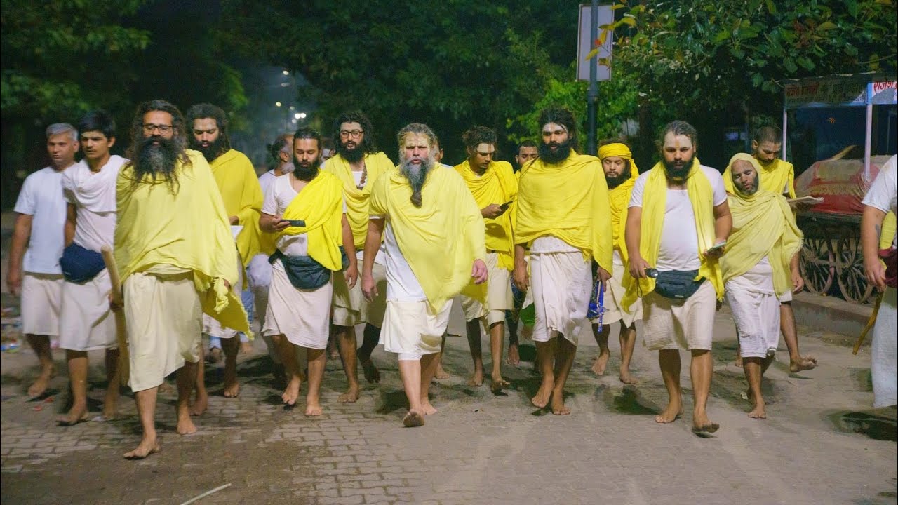 दीपावली के शुभ महोत्सव में उपासकों के साथ पूज्य महाराज जी की आनंदभरी वृंदावन की परिक्रमा