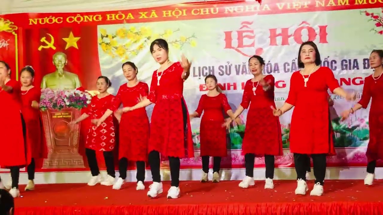 Múa dân vũ cánh thiệp đầu năm đến từ c l b hoa sen tiến điều biểu diễn 