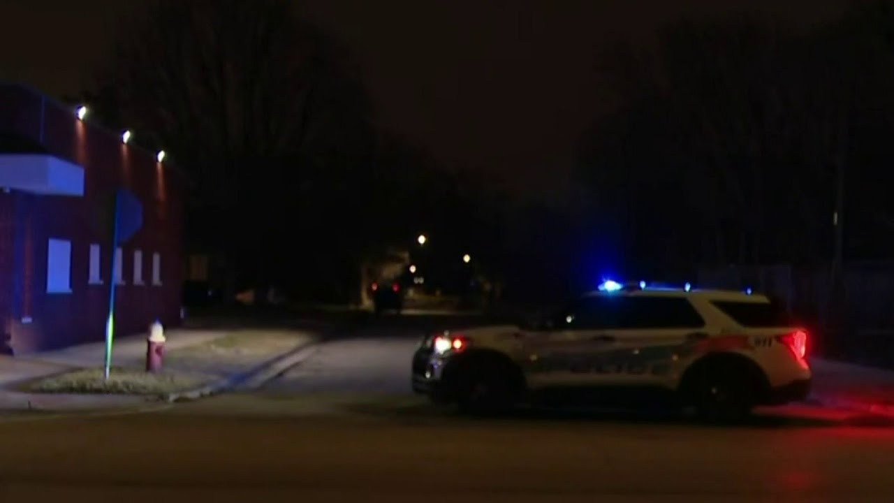 Detroit police at barricaded situation involving homicide suspect - YouTube
