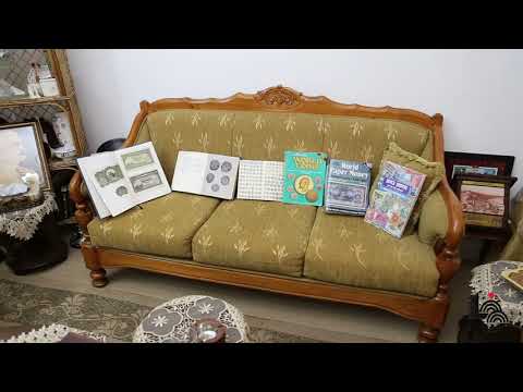 جامع العملات والطوابع القديمة