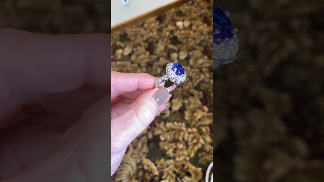 Setting a stunning tanzanite in this diamond halo band is just … chef’s kiss 💋