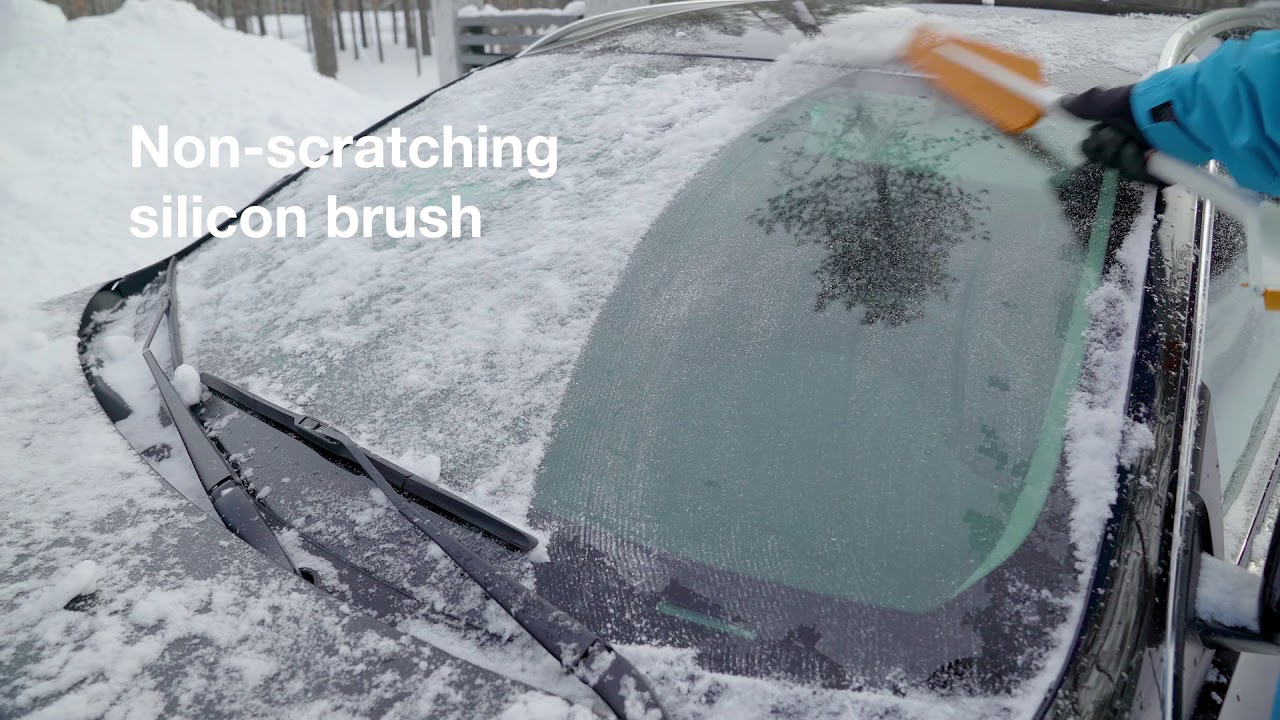 La Brosse D'enlèvement Bleue Enlève La Neige Du Pare-brise De La