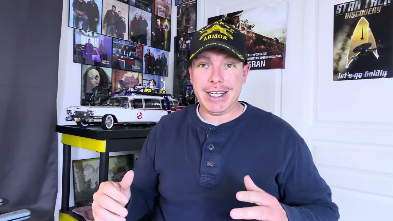 Процесс сборки модели LEGO Enterprise D из сериала «Звёздный путь», части 7, 8 и 9.