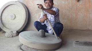 Manual Hand Spun Pottery Wheel outside Jodhpur, India screenshot 3