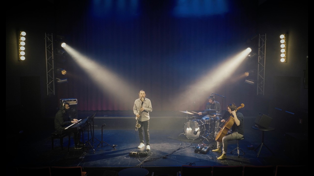 Christoph Pepe Auer - Cloud (official music video) bekijken op YouTube Christoph Pepe Auer - Cloud (official music video) bekijken op YouTube