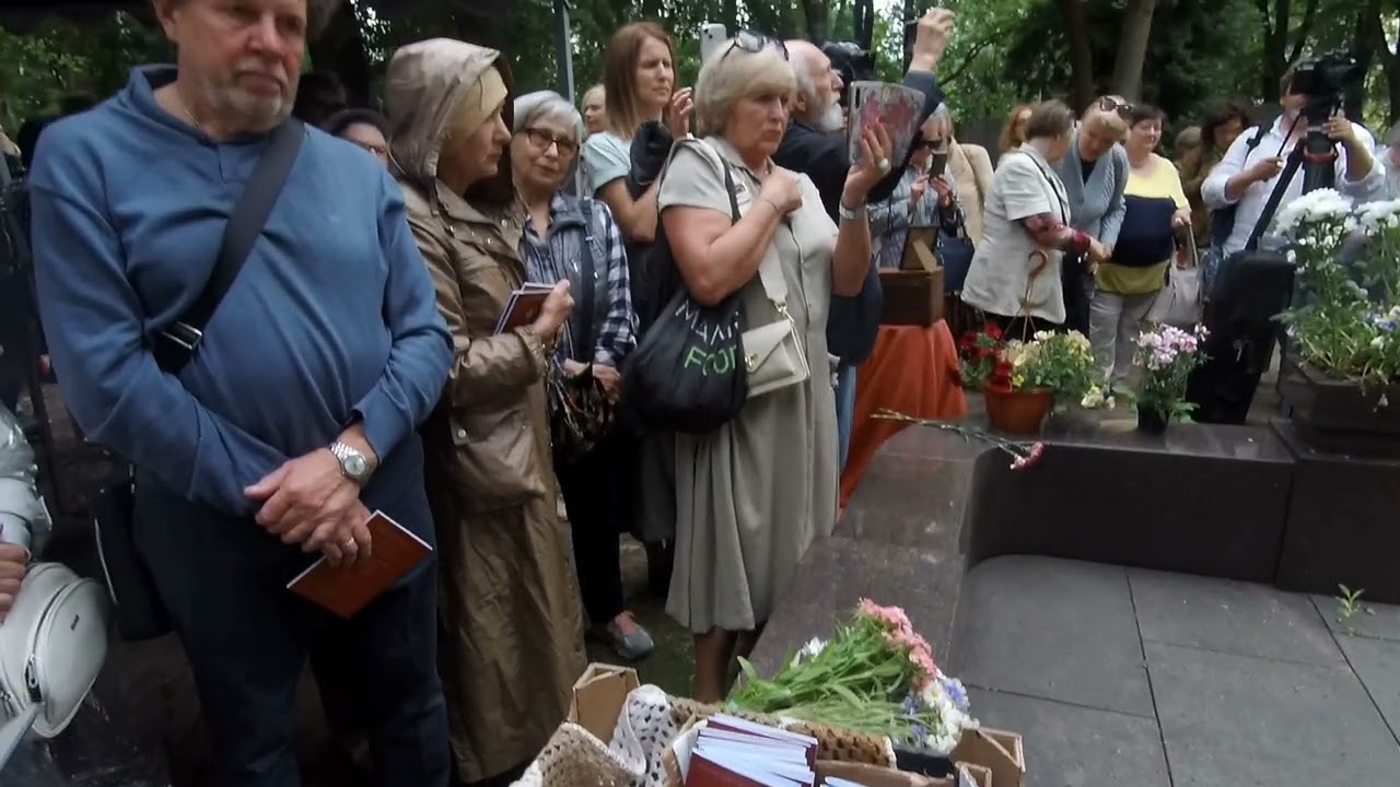 памяти Вии Артмане, концерт на кладбище. фрагмент