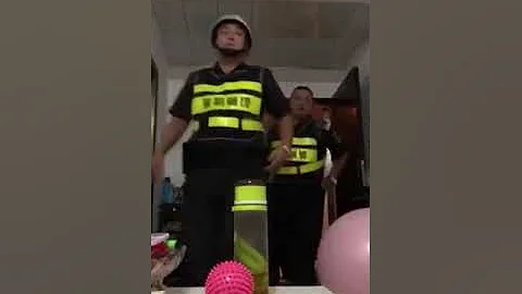 实拍警察闯入强行带走女孩 在中国，你连美国的一条狗的权利都没有 - 天天要闻
