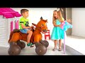 Diana y Roma juegan con un caballo de juguete