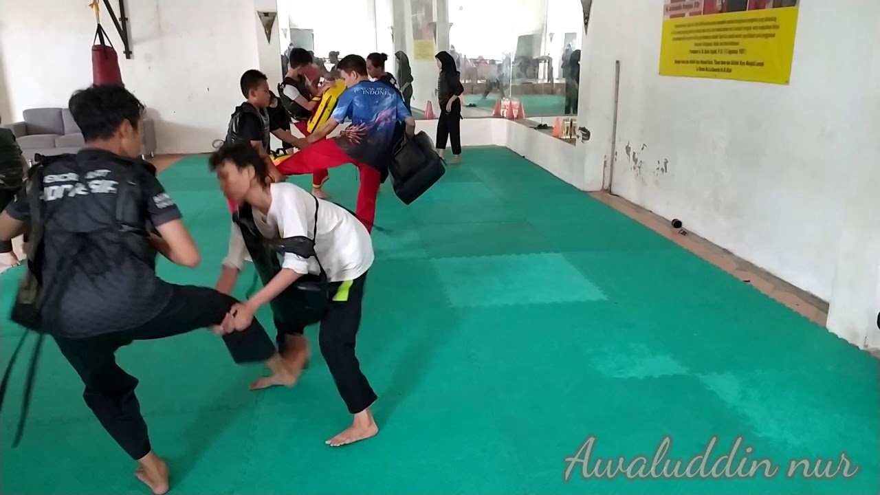 Kombinasi Latihan Serangan Bertahan Bantingan Pencak Silat