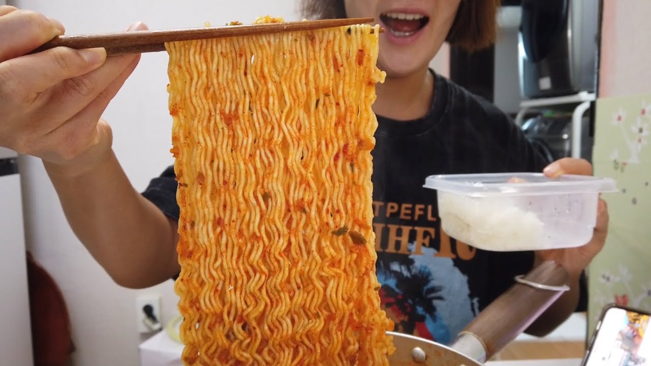 디저트는 역시..라면이다..👍 디저트로 라면먹는 으른여자의 브이로그 함께보시져😎😎😎 (라면먹방 부대찌개 등갈비김치찜 라라스윗 너구리순한맛)