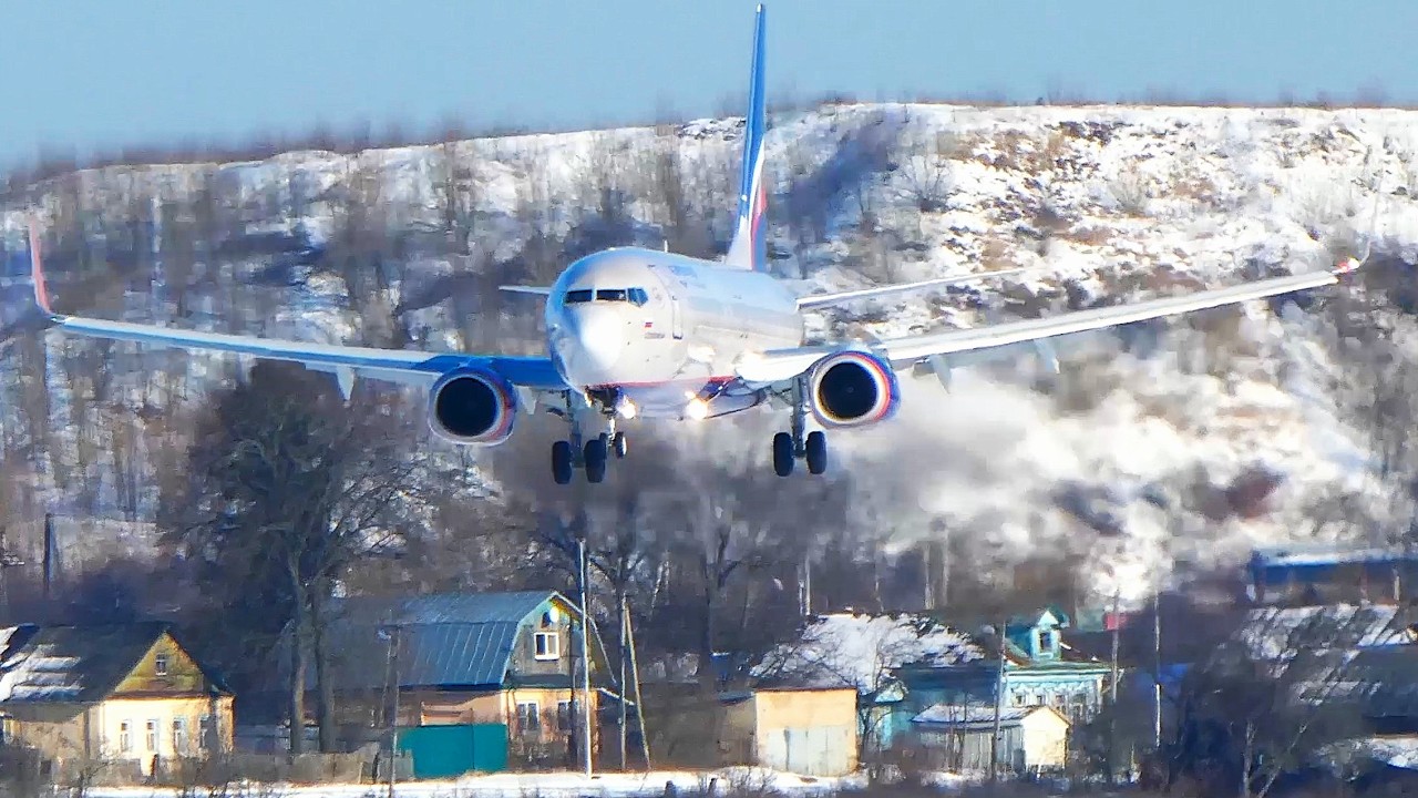 Такое стоит посмотреть. Боинги против Эйрбасов. Кто круче сядет на морозе в Шереметьево