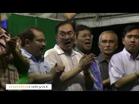 Anwar Ibrahim & Pakatan leaders sang "Satu Perjuan...