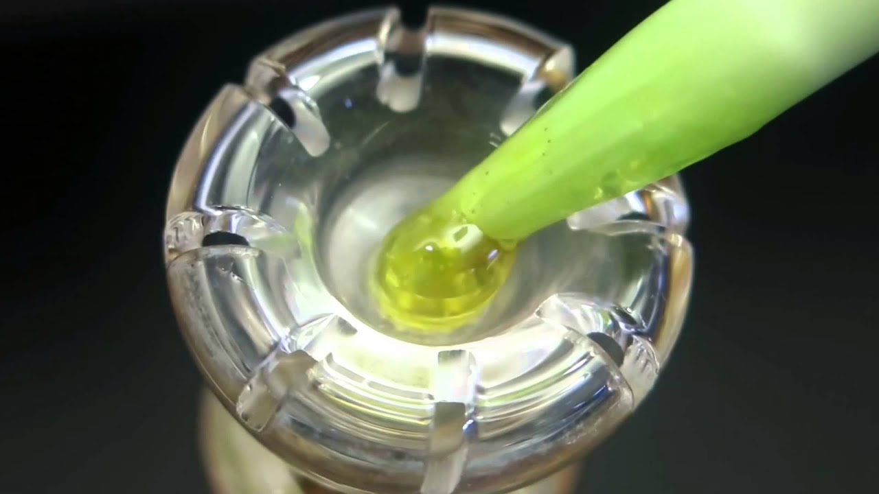 Slow Motion Macro Dabs Of OG Kush Clear Concentrate on Daisy Universal Domeless Quartz Nail DABFARM