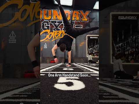 One Arm Handstand 😎 #calisthenics #gym
