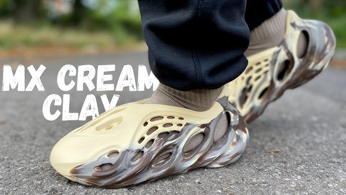 Yeezy Foam Runner 'Carbon' 11
