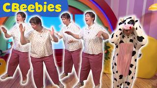 Chan Eil A' Bhò Airson Dannsadh?! 🐮🐄💃🪩 | CBeebies ALBA | BBC ALBA