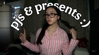 Download Lagu ASMR Fabric Scratching, Body Triggers, and Christmas Presents (Assorted Triggers) MP3