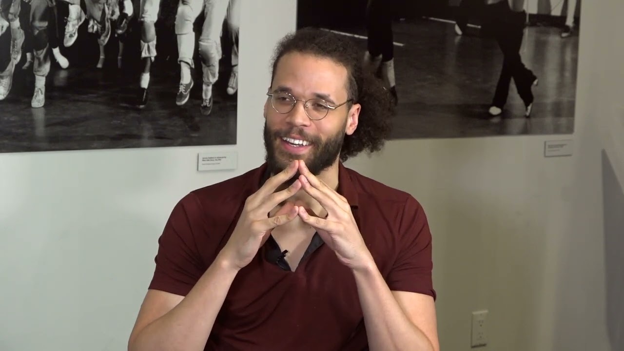 Как Джордан Доника готовился к роли рыцаря в сияющих доспехах на Бродвее