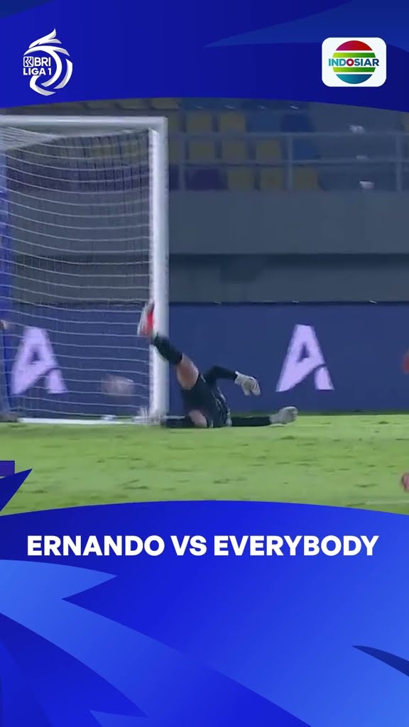 Hari yang sibuk bagi Ernando karena terus jatuh bangun mengamankan gawang #shorts #liga1