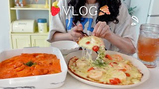 SUB) I made and ate honey shrimp pizza and enjoyed the home cafe by making strawberry parfait .