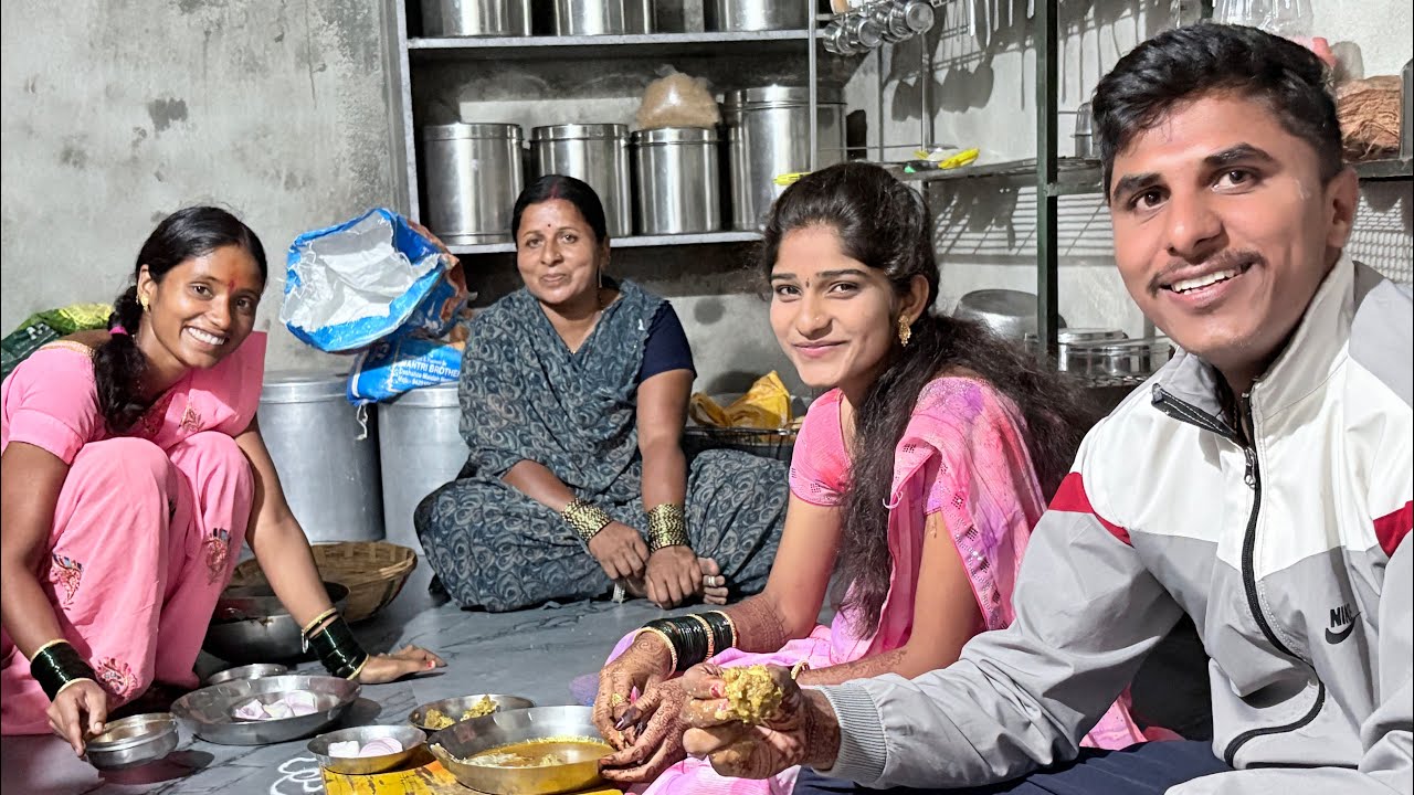 बघा नवरा नवरी आली हळद काढायला ।नवरी लाजते मटण खायला मी कस सजवलंय नवरा नवरीच त्ताट 😂#गावठीपुनम