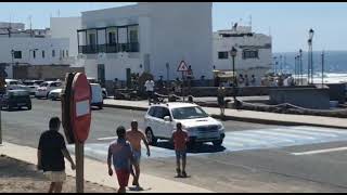 Jóvenes de Lanzarote se enfrentan a los inmigrantes de La Santa.