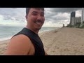 Himley Life transmisión en vivo desde la playa en Miami