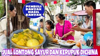 JUAL LONTONG SAYUR DAN KERUPUK BUNGKUS DI CHINA, PEMBELI SEMAKIN BANYAK JUALANPUN HARUS BANYAK