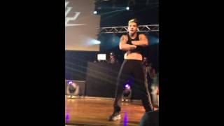 Daddy Yankee Bailarines "Tirate un Paso"