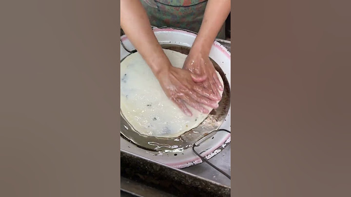 河南郑州大姐做油饼，5元一张，动作娴熟，刚炸出来真好吃#小帅探店#美食#探店#便宜
