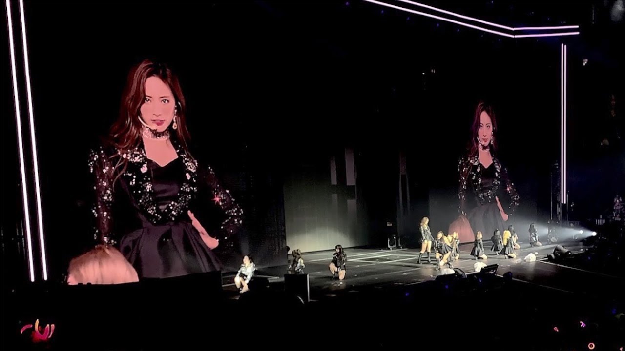 TWICE - TOUCHDOWN | Twicelights Chicago Concert! - YouTube