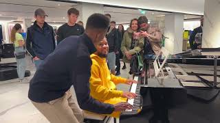 Virtuoso Pianists stop shoppers in their tracks | RSI