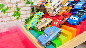 Various Cars miniature cars bounce and roll down the rainbow-colored stair slope into the water!