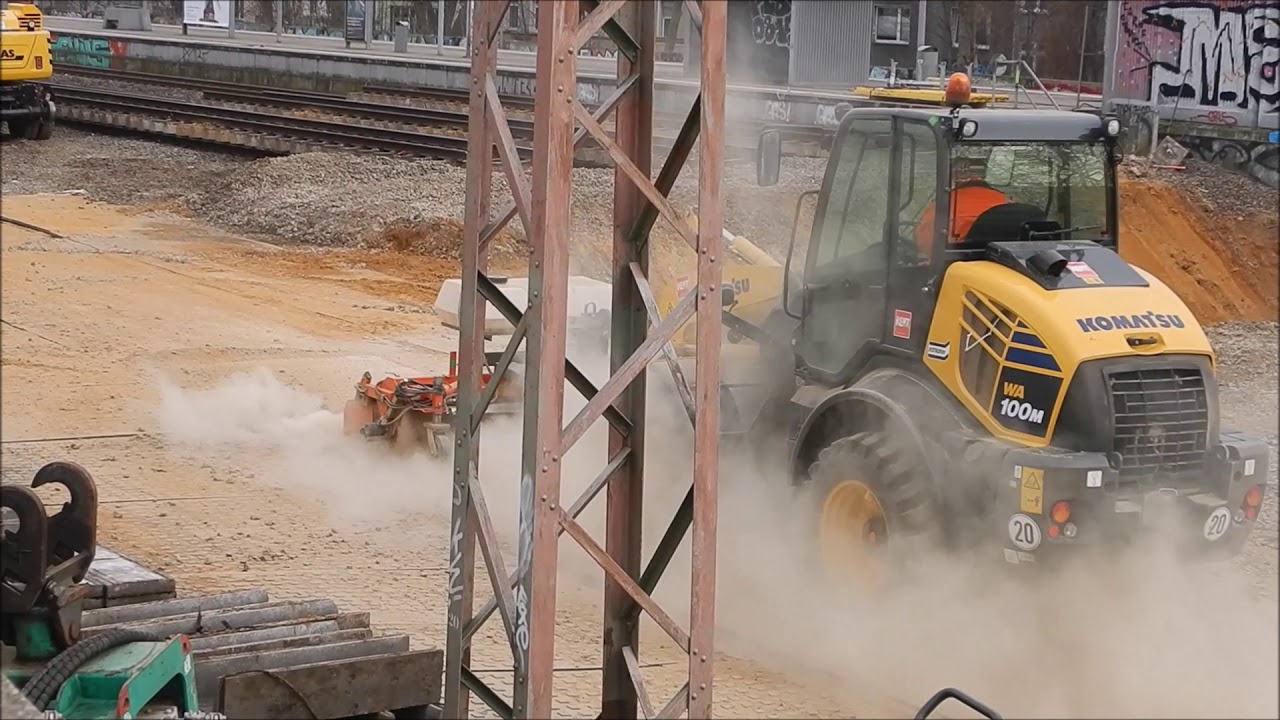 Komatsu Radlader bei der Reinigung der Baustellenstraße - so wird es gemacht !