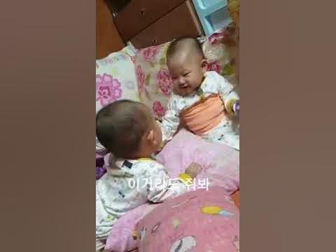 Twins 희윤,서윤 공갈꼭지 쟁탈전 승자는? - YouTube Twins 희윤,서윤 공갈꼭지 쟁탈전 승자는? - Youtube