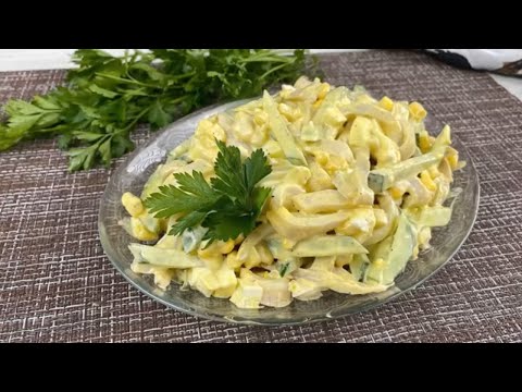Видео рецепт Салат с кальмарами и кукурузой
