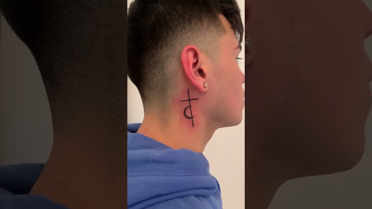 Kreuz Tattoo Hinterm Ohr Mann