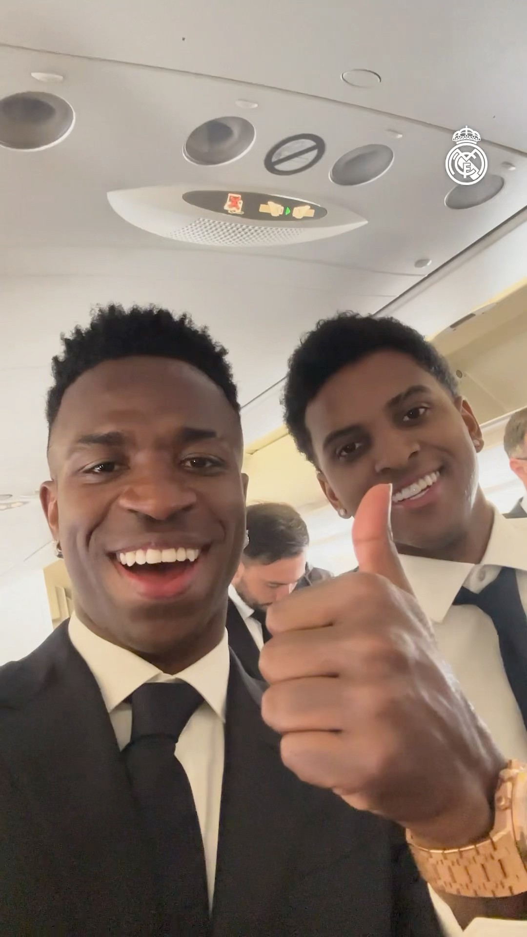 ? Vini Jr. ✖️ Rodrygo: “Hola #Madridistas! We’re on the plane. We’ll see you in Doha. Hala Madrid!”