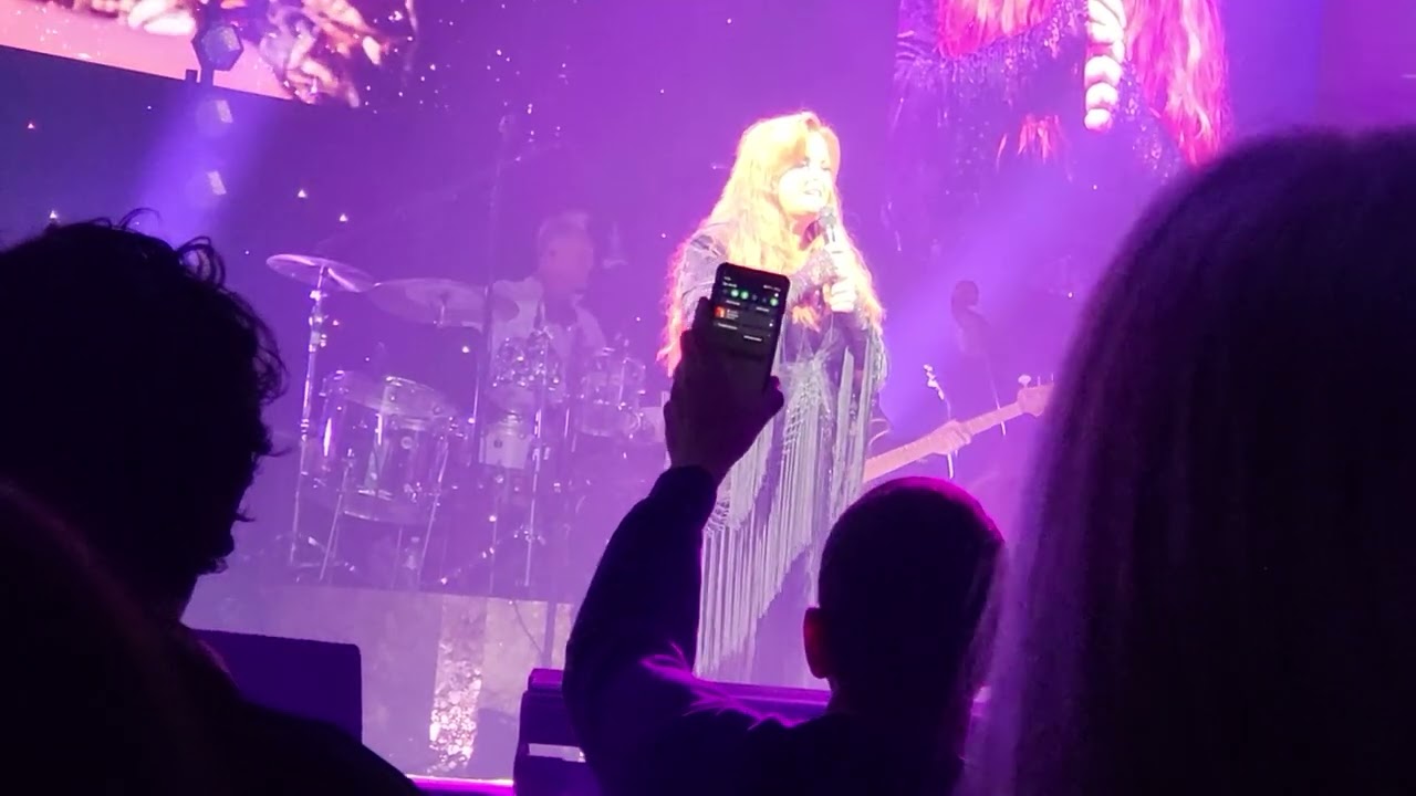 LOVE CAN BUILD A BRIDGE Wynona Judd feat. Ashley McBryde 01-28-2023 Total Mortgage Arena