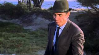 Bond's Dr No gaffe - 007 changes hands mid-swing!