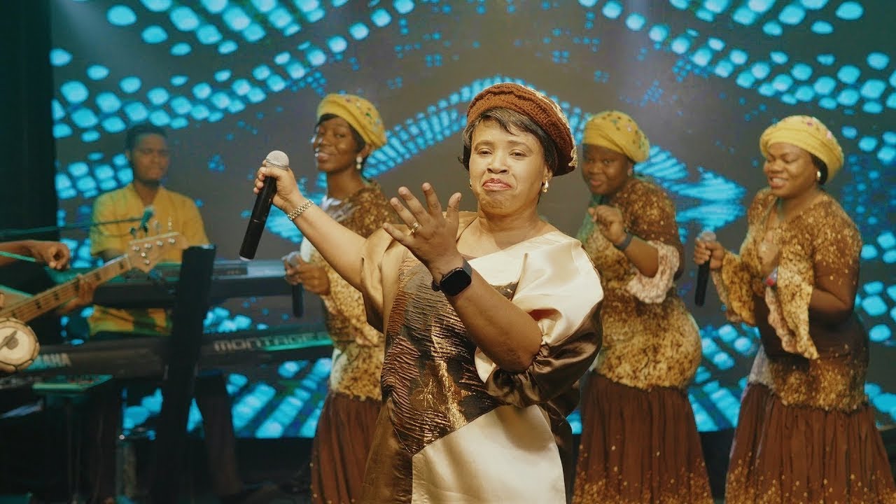 LILIAN NNEJI BAND MEMBERS IN TEARS AS SHE GIFT THEM 3M EACH LIVE AT HER CONCERT